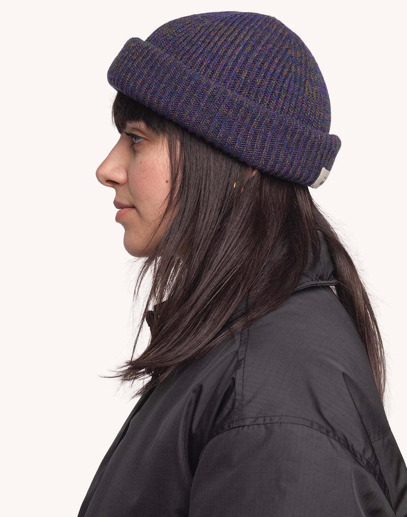 OLOW Falco Merinowoll-Beanie am Model – rechte Seitenansicht